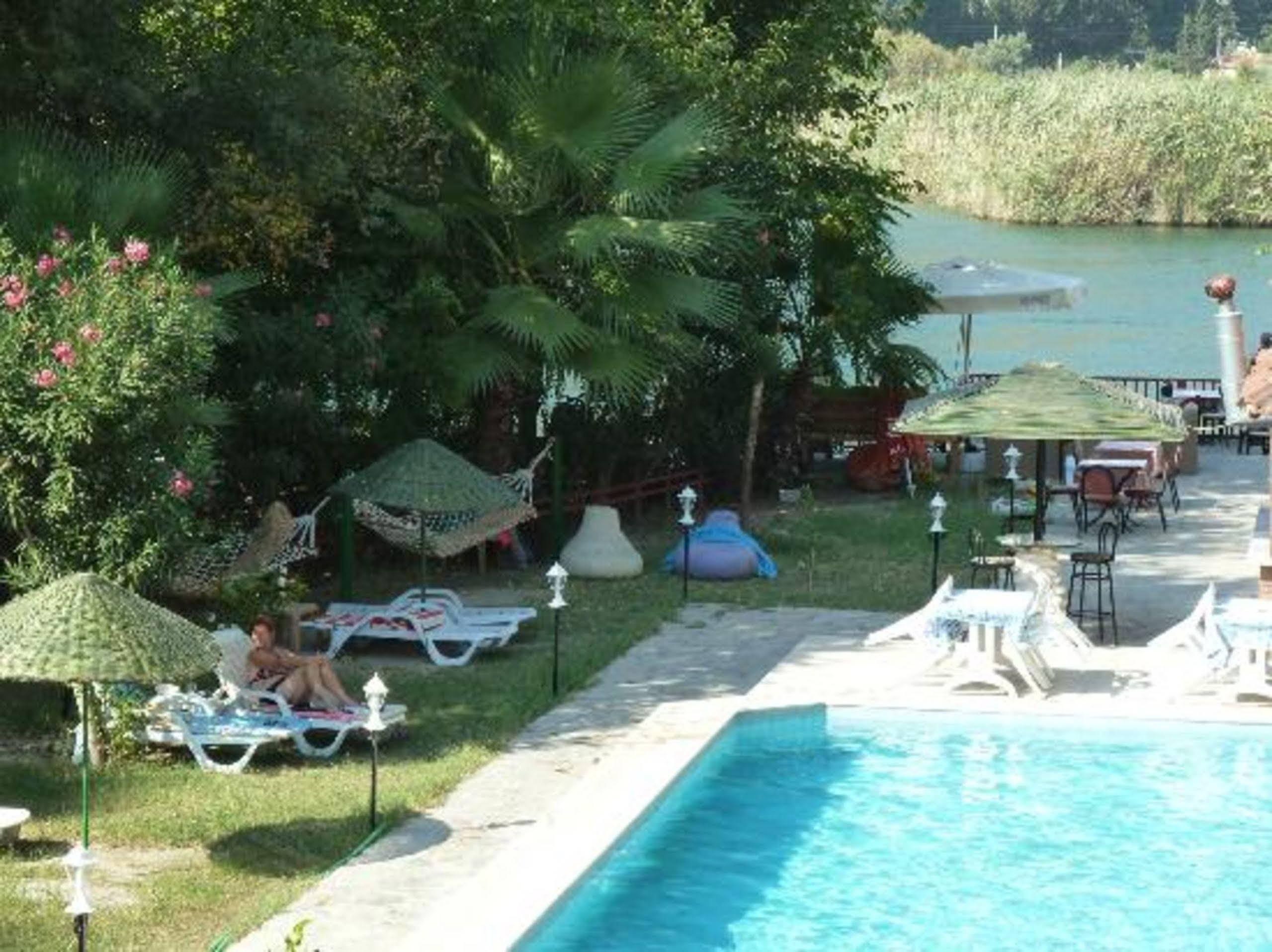 Holiday Hotel ดาลยัน ภายนอก รูปภาพ